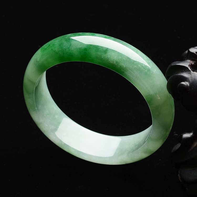(超值推荐)糯冰种晴水飘阳绿手镯(56.7mm)