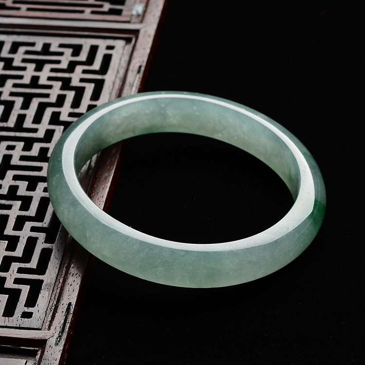 (超值推荐)冰种蓝晴水略飘翠贵妃镯(55.5mm-51.5mm)