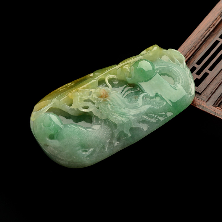糯冰种晴水带黄翡府上有龙挂件