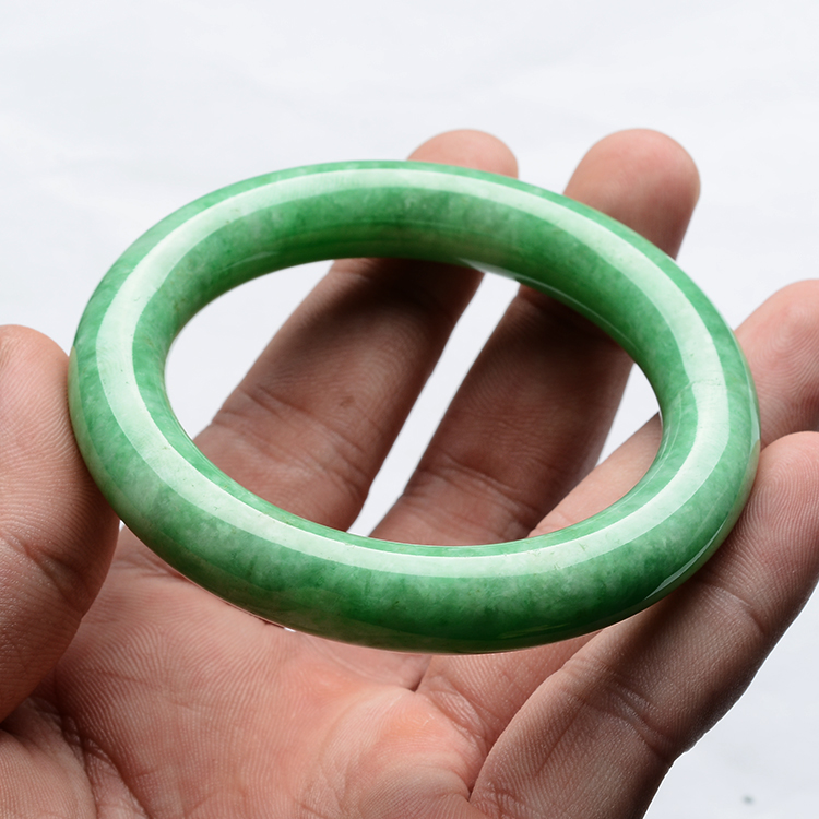 (超值推荐)糯冰种翠色圆条手镯(55.5mm)