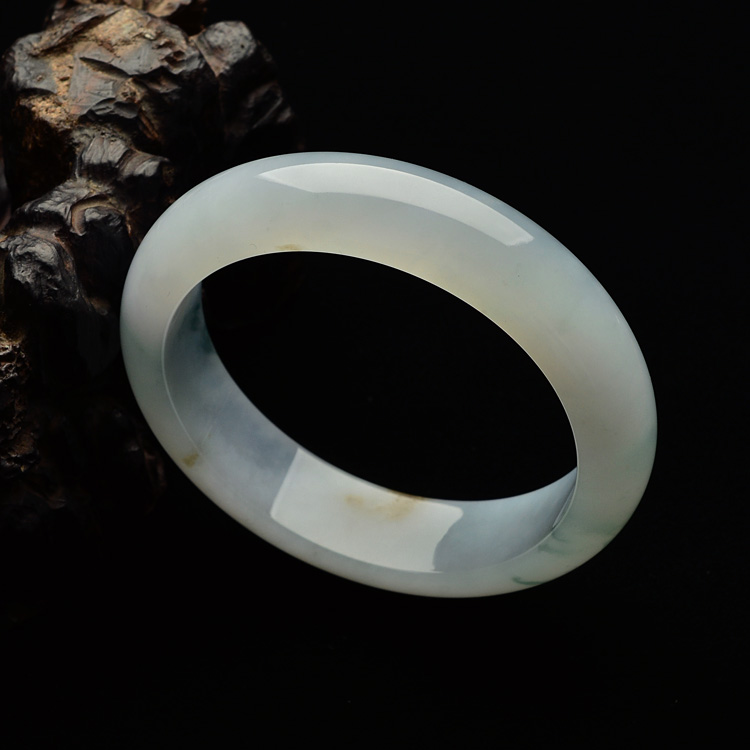 糯冰种飘花略带褐黄翡手镯（56.7mm ）