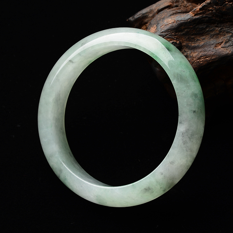 (超值推荐)糯冰种淡晴略飘翠带墨色手镯(60.7mm)