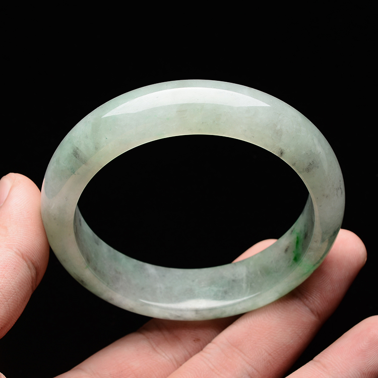 (超值推荐)糯冰种淡晴略飘翠带墨色手镯(60.7mm)