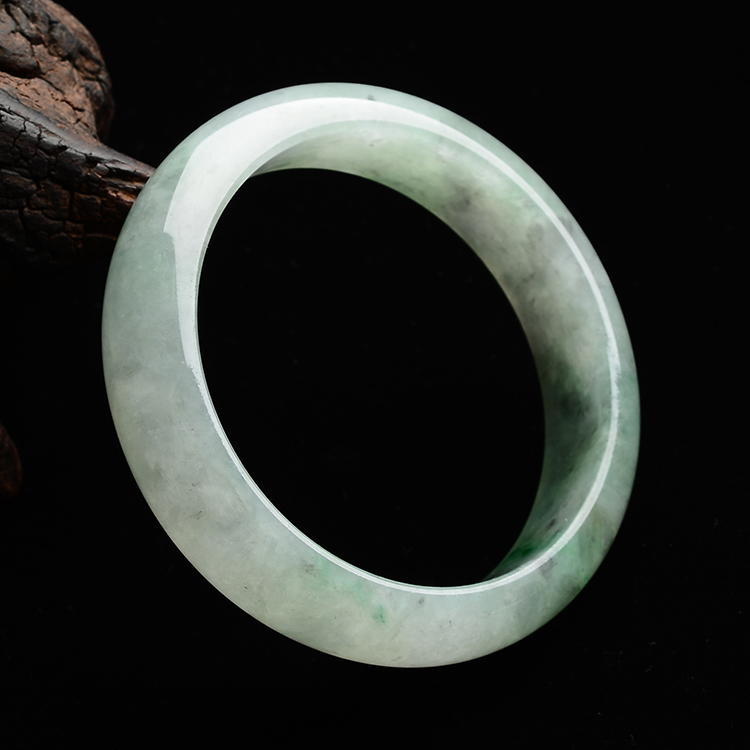 (超值推荐)糯冰种淡晴略飘翠带墨色手镯(60.7mm)