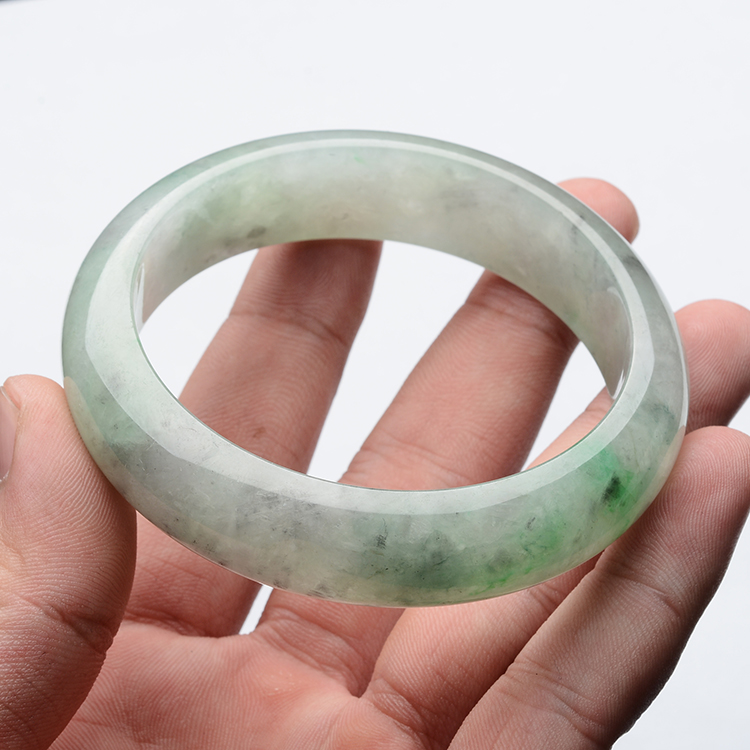 (超值推荐)糯冰种淡晴略飘翠带墨色手镯(60.7mm)