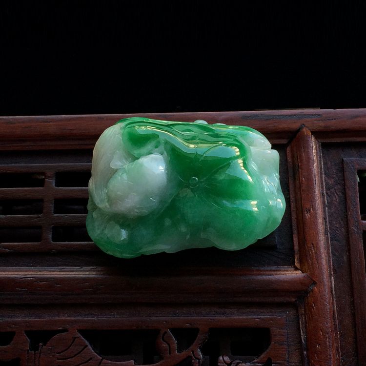 (超值推荐)糯冰种翠色年年有余挂件