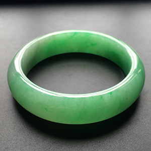 (超值推荐)糯冰种翠色手镯(58mm)