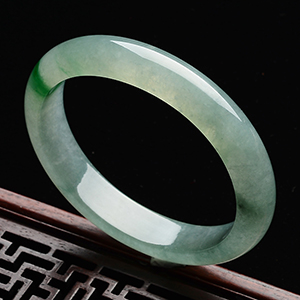 (超值推荐)冰种蓝晴水略飘翠贵妃镯(55.5mm-51.5mm)