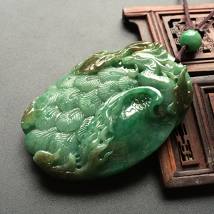 糯冰种翠色褐黄翡雀之灵挂件
