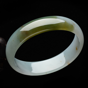 (超值推荐)糯冰种晴水褐黄翡飘花贵妃镯(52.5mm-46.8mm)