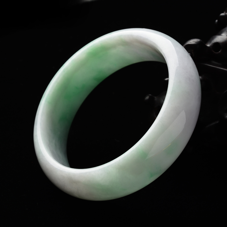 (超值推荐)糯冰种淡春带彩手镯(58mm)