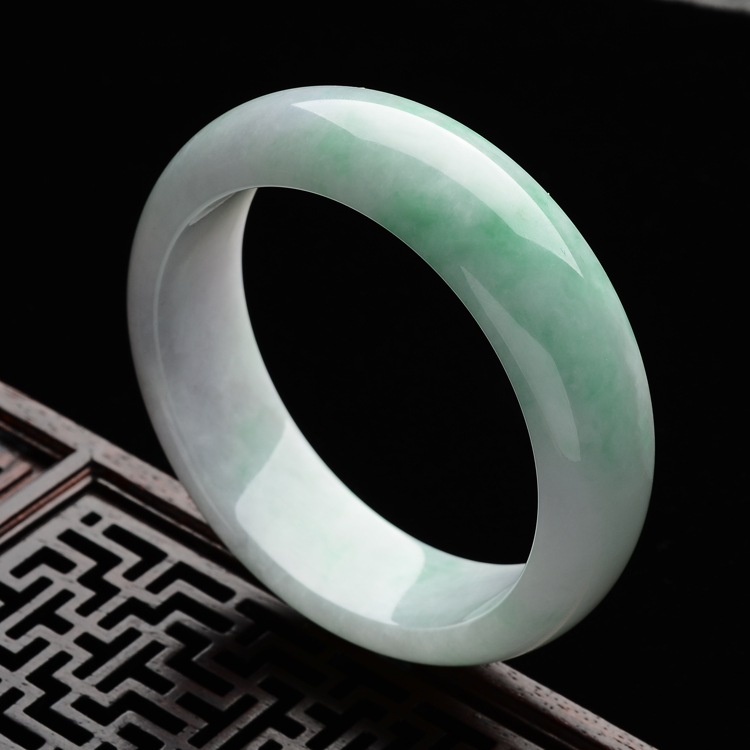 (超值推荐)糯冰种淡春带彩手镯(58mm)