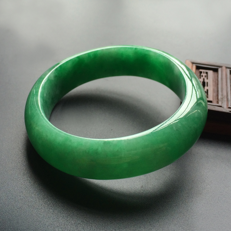 (超值推荐)糯冰种阳绿贵妃镯(57.4mm-51mm)
