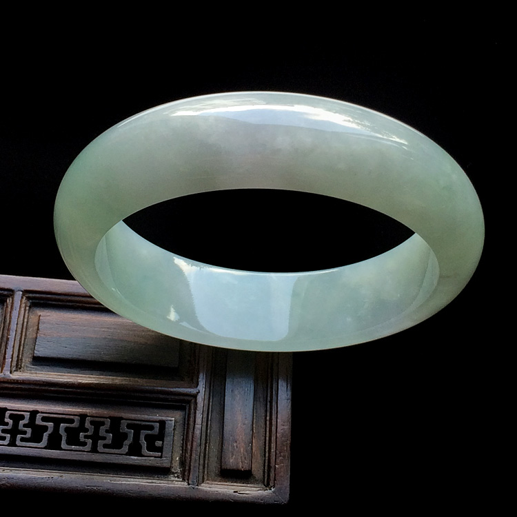 糯冰种晴水略飘花手镯（58.6mm）