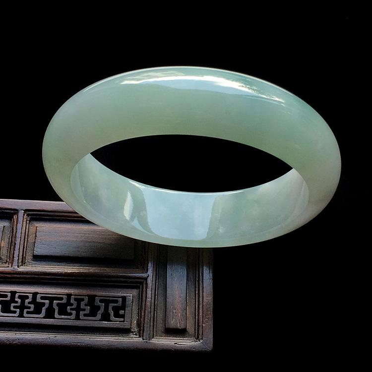 糯冰种晴水略飘花手镯（58.6mm）