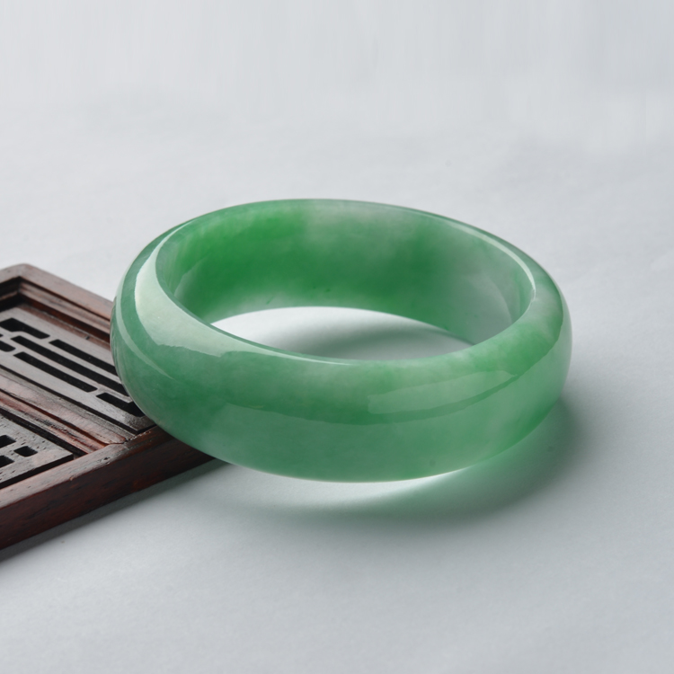 (超值推荐)糯冰种翠色贵妃镯(53mm-46.7mm)