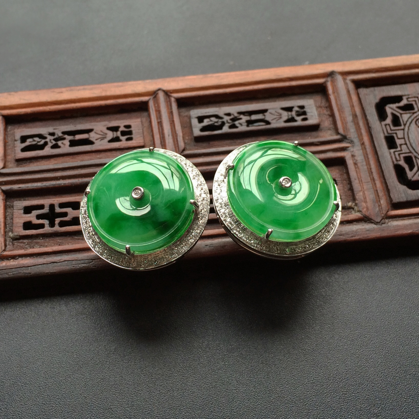 (超值推荐)糯冰种翠色镶白金钻石平安扣耳钉