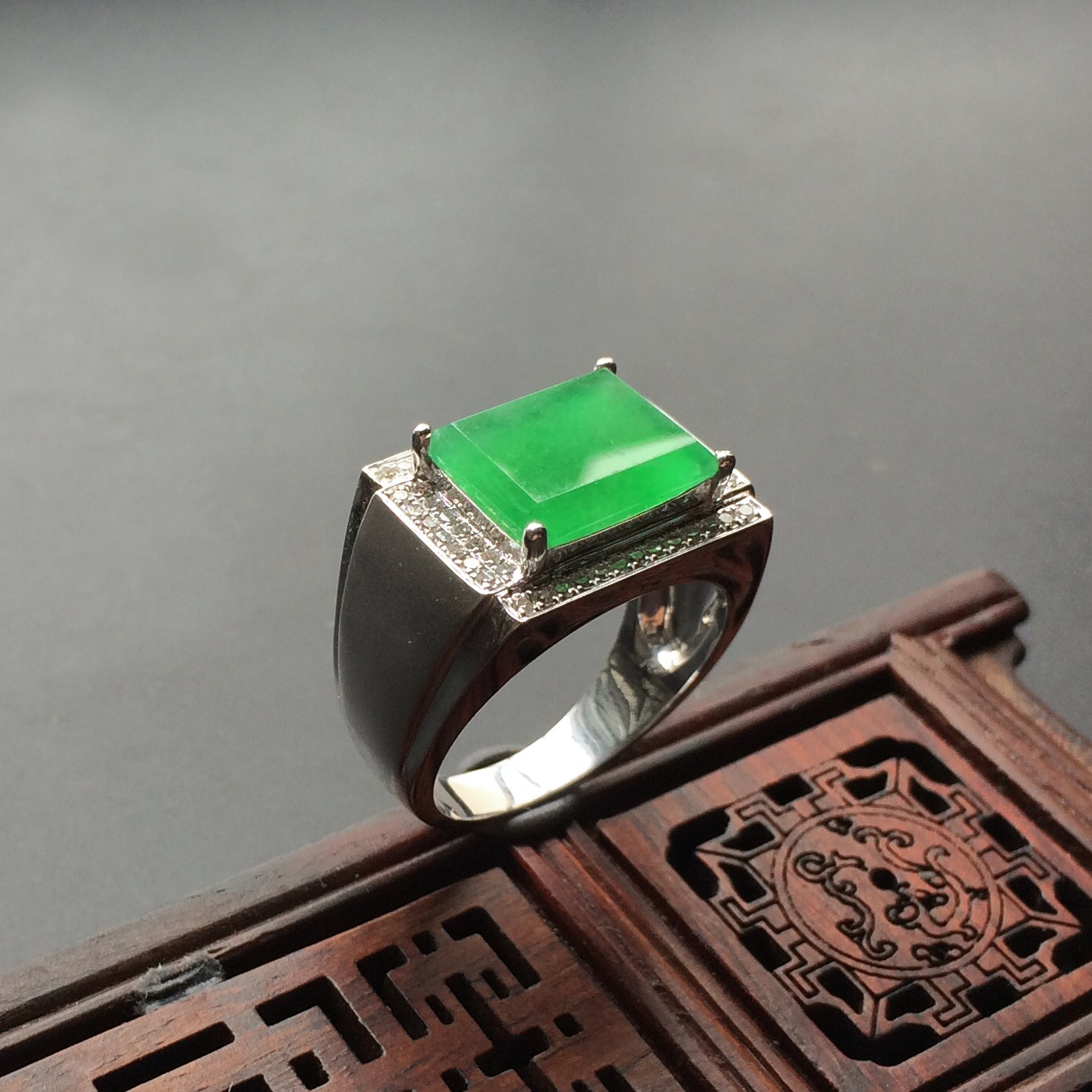 (超值推荐)冰种翠色镶白金钻石戒指（男戒）