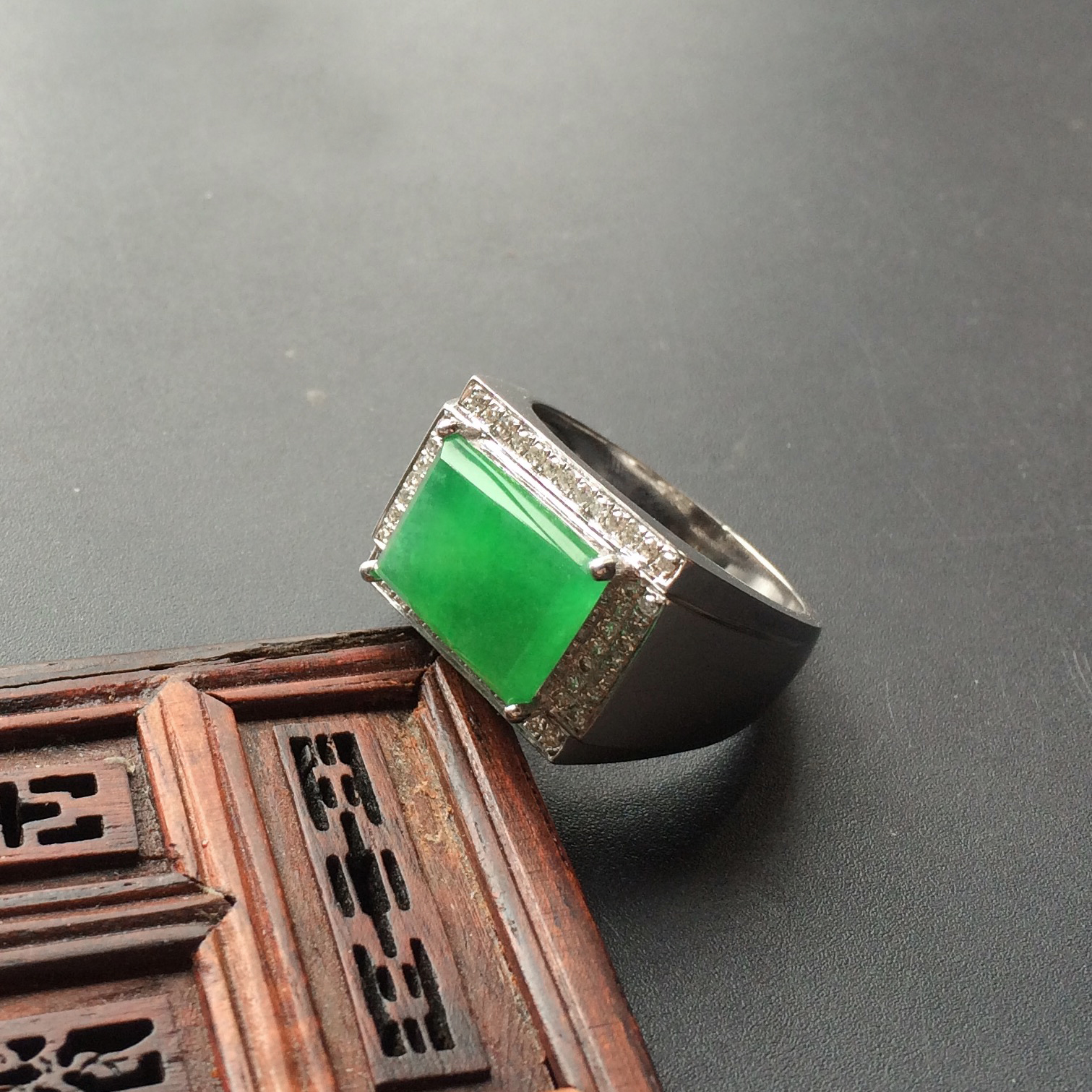 (超值推荐)冰种翠色镶白金钻石戒指（男戒）