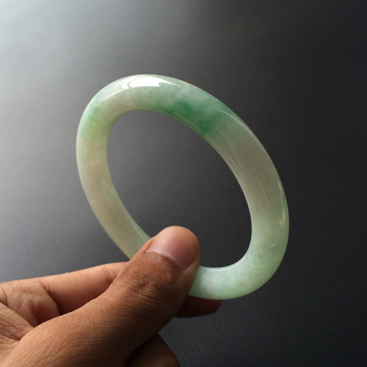 (超值推荐)糯冰种飘翠圆条手镯(56.4mm)