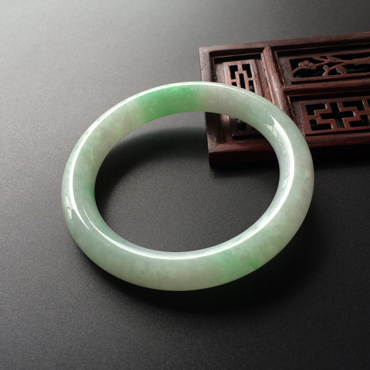 (超值推荐)糯冰种飘翠圆条手镯(56.4mm)