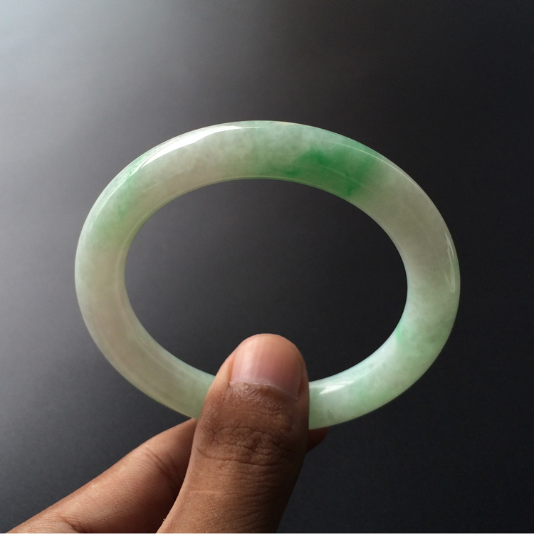 (超值推荐)糯冰种飘翠圆条手镯(56.4mm)
