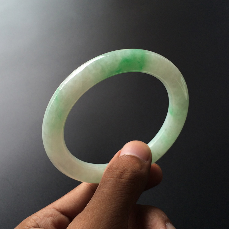 (超值推荐)糯冰种飘翠圆条手镯(56.4mm)
