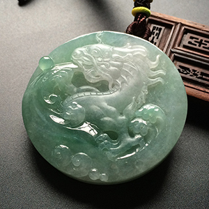 (超值推荐)糯冰种晴水略飘翠龙牌挂件