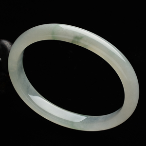(超值推荐)糯冰种晴水略飘花贵妃镯(55.3mm-46.8mm)