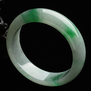 (超值推荐)糯冰种略飘阳绿手镯(56.4mm)