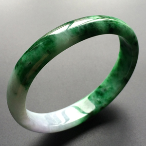 (超值推荐)糯冰种廯加绿贵妃镯(53.3mm-45.2mm)