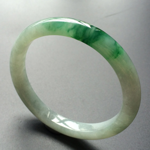 (超值推荐)糯冰种略飘翠贵妃镯(51.4mm-47.8mm)