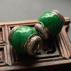 (超值推荐)糯冰种阳绿镶白金钻石路路通胸坠(一对)