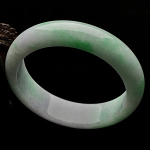 （超值推荐）糯冰种淡春带彩手镯（58mm）