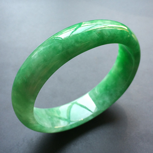 (超值推荐)糯冰种翠色贵妃镯(55.3mm-47.7mm)