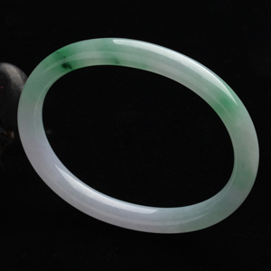 (超值推荐)糯冰种晴水略飘花圆条贵妃镯(51.2mm-43.2mm)