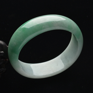 (超值推荐)糯冰种晴水略飘翠贵妃镯(53.8mm-48.3mm)