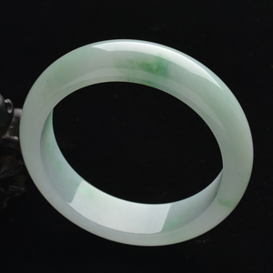 (超值推荐)糯冰种晴水略飘花手镯(56mm)