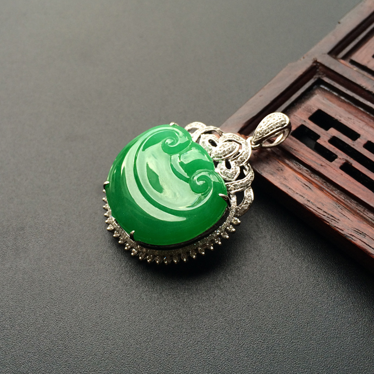 糯冰种翠色镶白金钻石如意胸坠