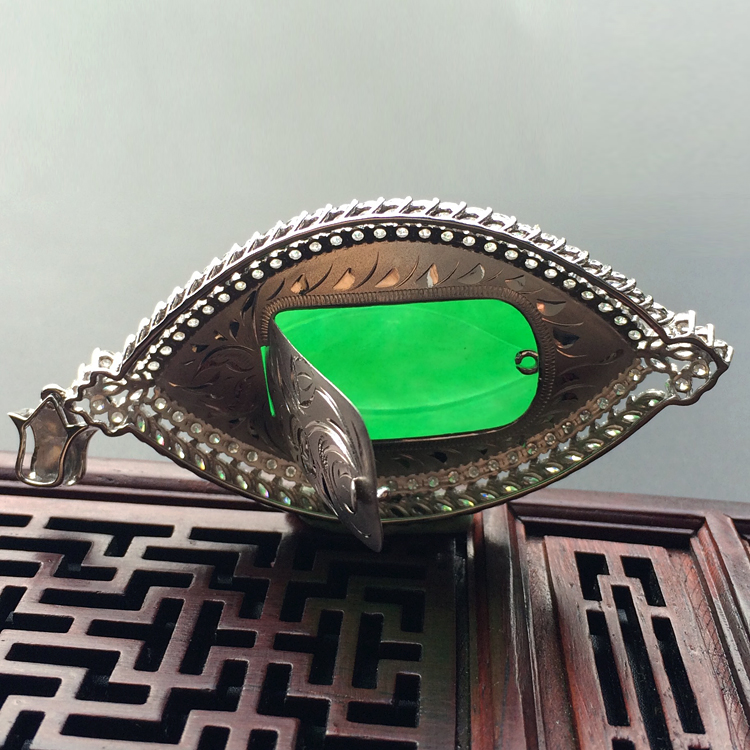 糯冰种阳绿镶白金钻石马眼胸坠