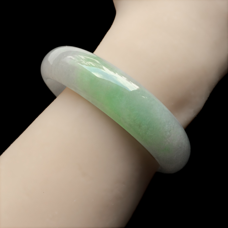 （超值推荐）糯冰种淡春带彩手镯（58.6mm）
