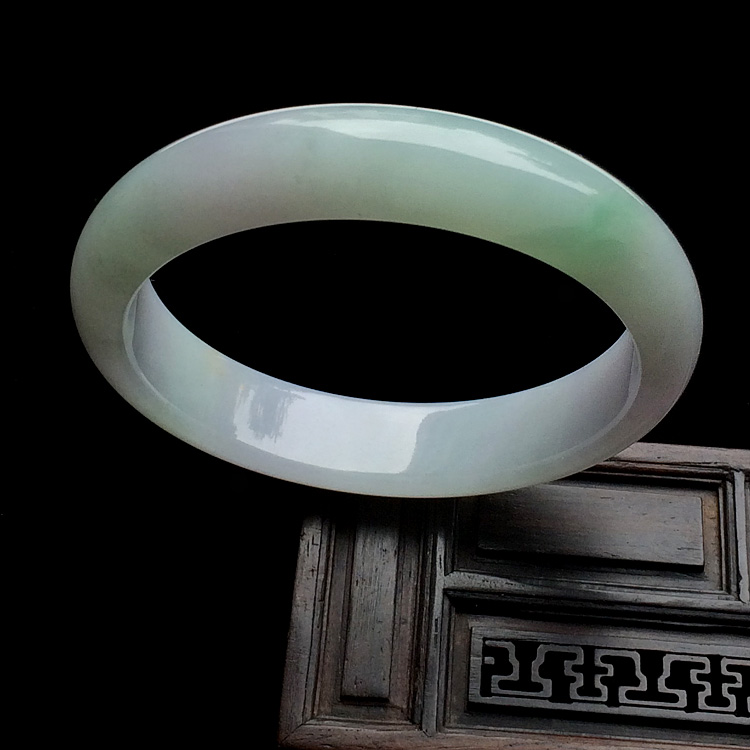 （超值推荐）糯冰种淡春带彩手镯（56.5mm）