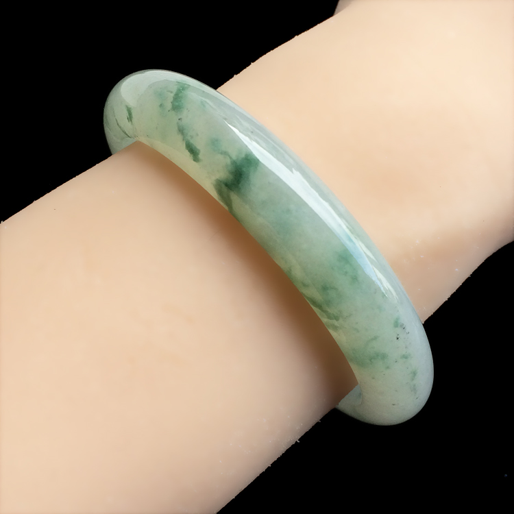 （超值推荐）糯冰种飘花手镯（56.7mm）