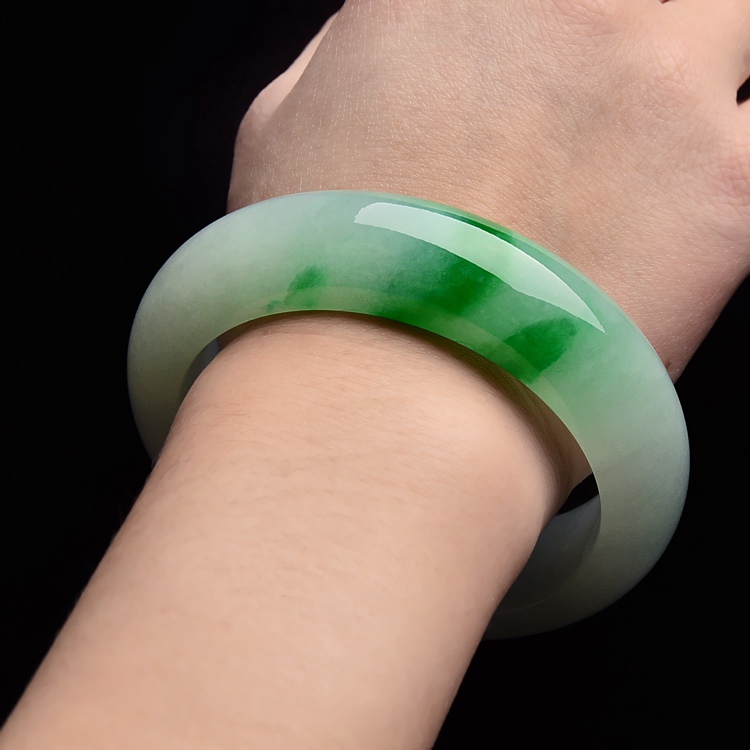 （超值推荐）糯冰种飘阳绿手镯（59mm）
