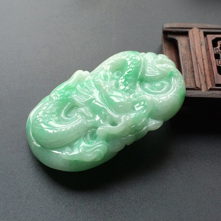 (超值推荐)糯冰种飘豆绿龙腾四海挂件