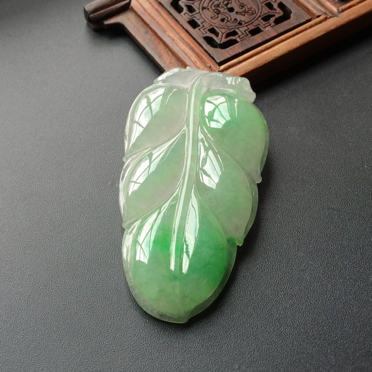 (超值推荐)糯冰种飘翠玉叶挂件