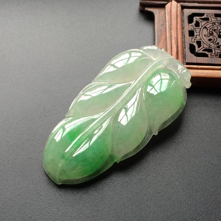 (超值推荐)糯冰种飘翠玉叶挂件