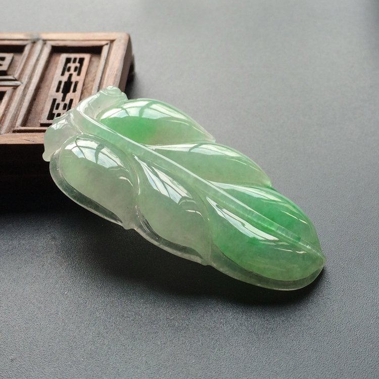 (超值推荐)糯冰种飘翠玉叶挂件