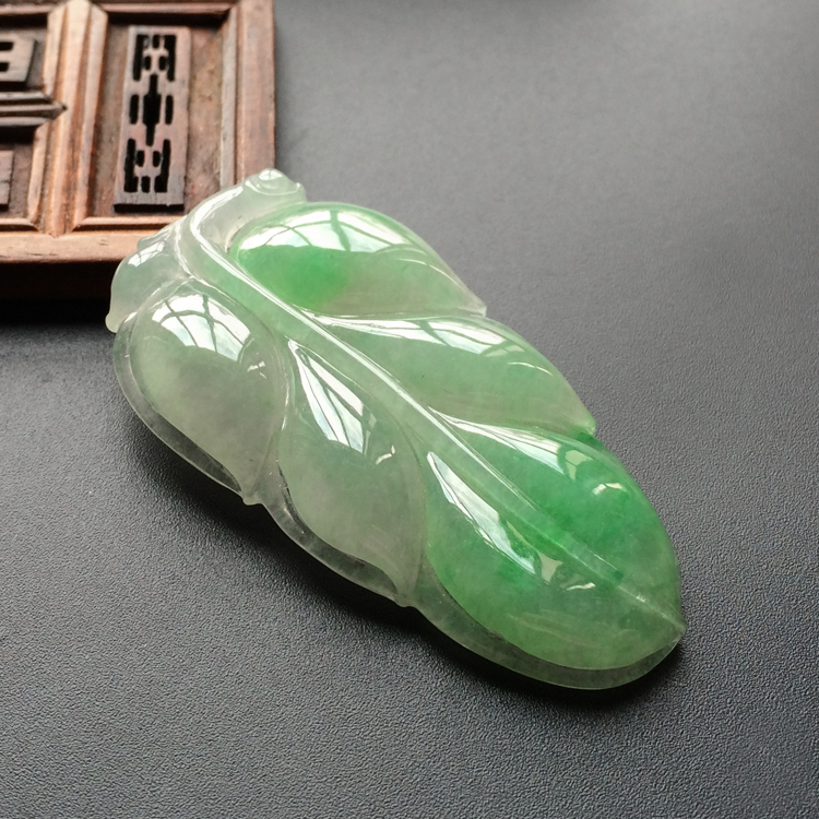 (超值推荐)糯冰种飘翠玉叶挂件