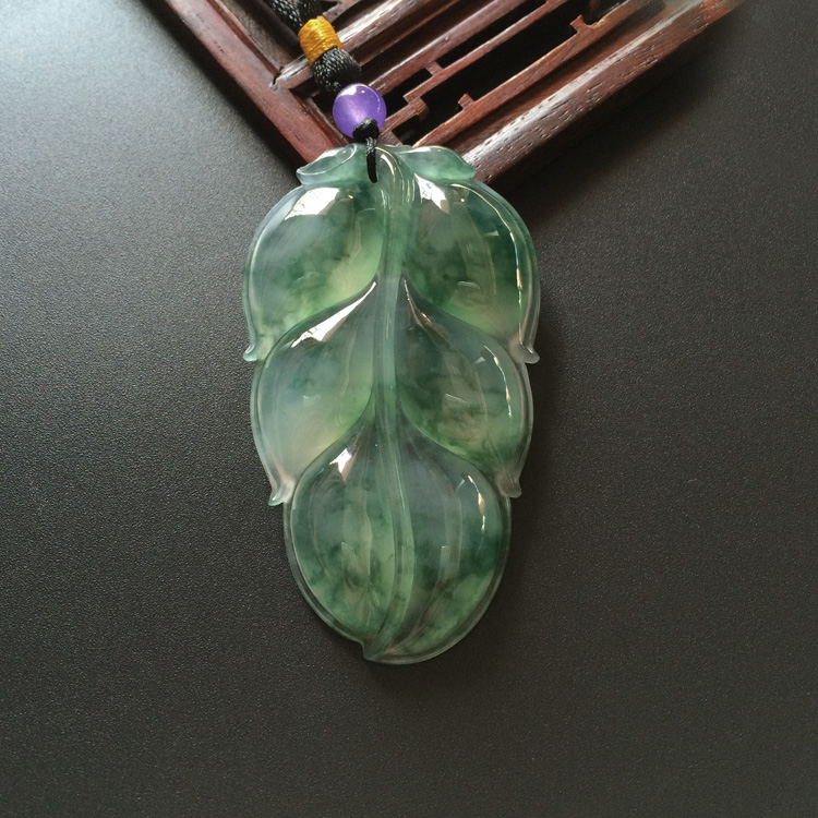 (超值推荐)冰种飘花玉叶挂件